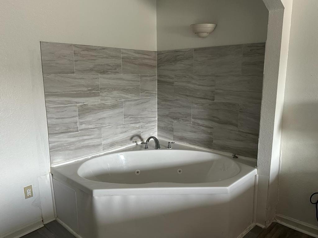 Quality Inn & Suites Decatur Priceville I-65 Bagian luar foto