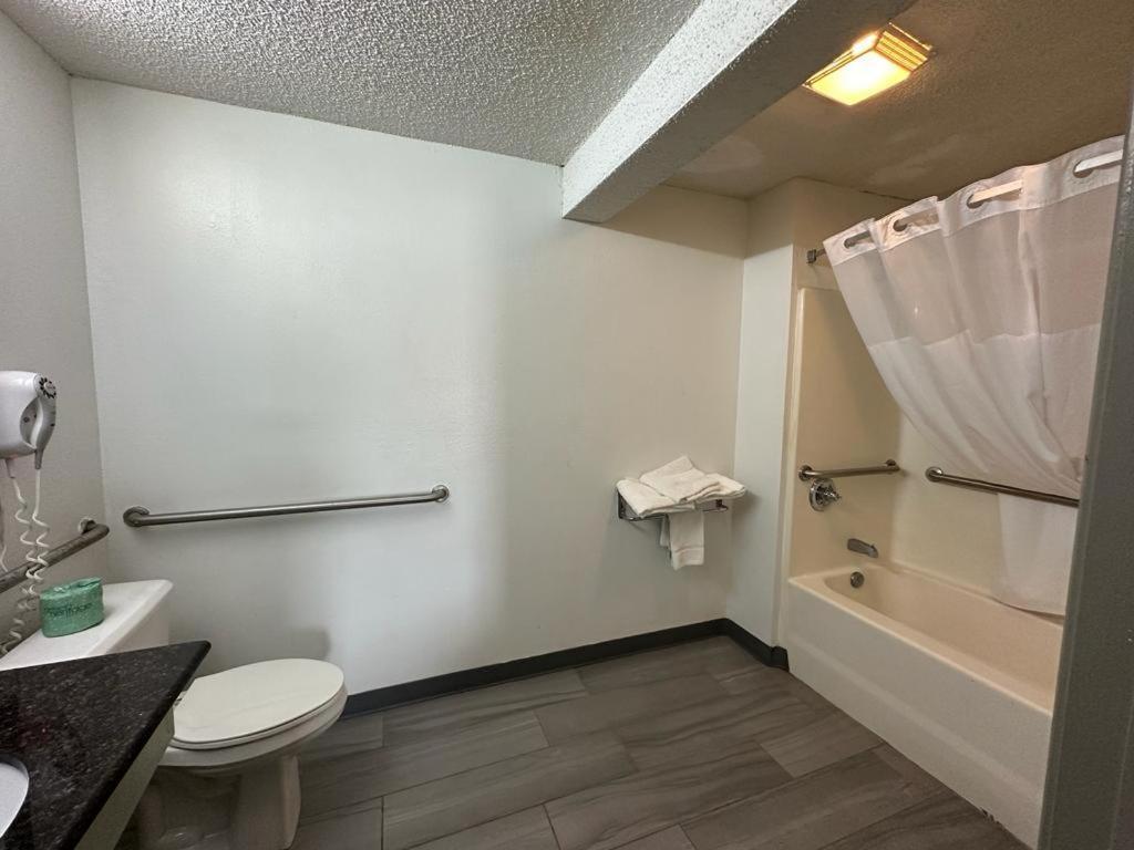 Quality Inn & Suites Decatur Priceville I-65 Bagian luar foto