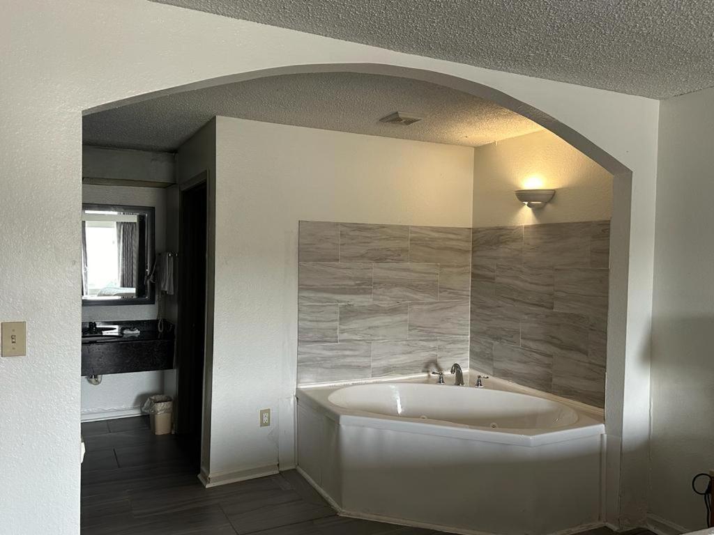 Quality Inn & Suites Decatur Priceville I-65 Bagian luar foto
